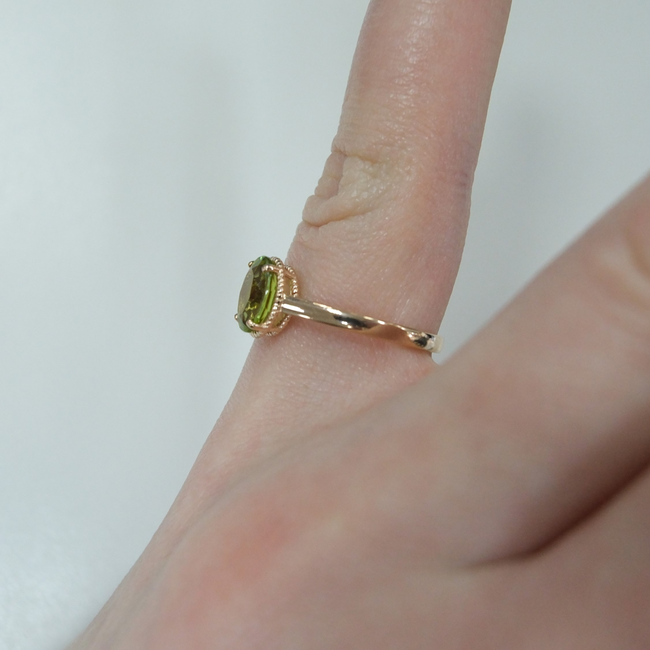 Серебряное кольцо с хризолитом